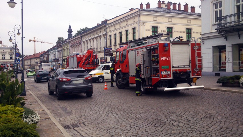 Auta wpadły na siebie na sądeckim rynku. Jeden z kierowców w szpitalu [ZDJĘCIA, WIDEO]