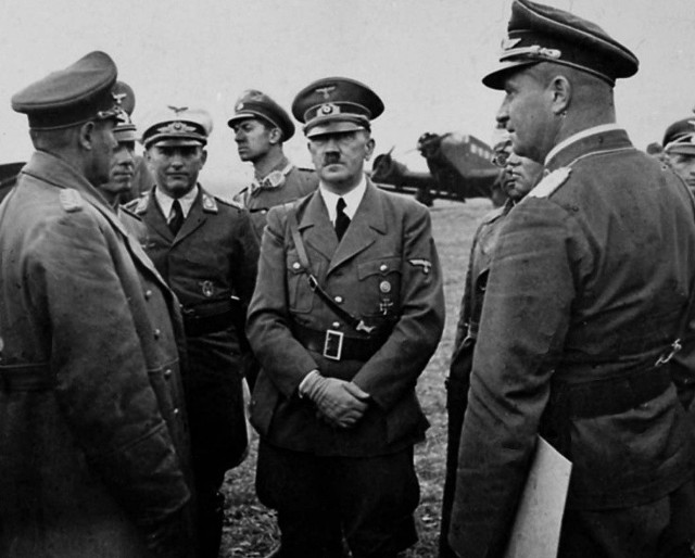 Hitler podczas wizyty na lotnisku w Neudorf (dziś Nowa Wieś Królewska) 10 września 1939 roku. Niecały miesiąc później mógł zginąć podczas defilady, jaką zorganizowano w Warszawie.