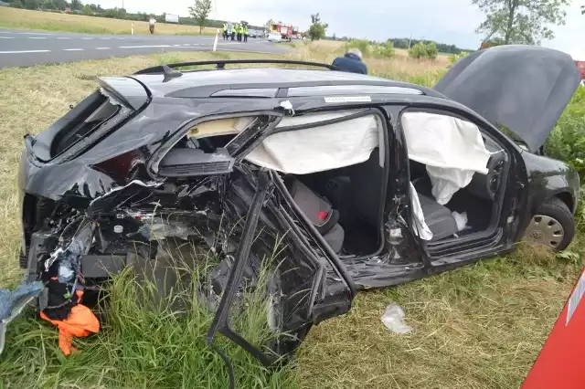 Bełchatowscy policjanci pod nadzorem prokuratora badają okoliczności tragicznego wypadku drogowego, do którego doszło 9 lipca 2016 roku o godzinie 13.00, na 46 kilometrze drogi K-74, na wysokości wsi Dęby Wolskie w gminie Rusiec. Sprawcą jest 31-letni mieszkaniec Łomży.8-letni chłopiec zginął w wypadku pod Bełchatowem (Źródło: TVN24/x-news)