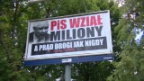 „PiS wziął miliony": ruszyła plakatowa kampania wyborcza WIDEO + ZDJĘCIA