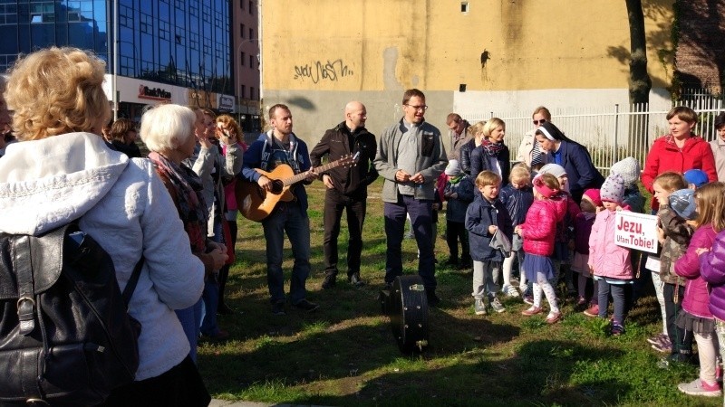 Koronka do Miłosierdzia Bożego na ulicach Łodzi i innych miast