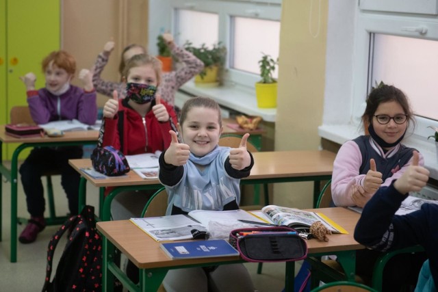 Rząd widzi możliwość przywrócenia stacjonarnej nauki w szkołach w całym kraju. Stanie się tak tylko wtedy, gdy akcja szczepień będzie szła sprawnie, a nowych zakażeń zacznie ubywać. Decyzje w sprawie powrotu dzieci i młodzieży na zajęcia podejmowane będą dopiero po świętach. Czytaj dalej. Przesuwaj zdjęcia w prawo - naciśnij strzałkę lub przycisk NASTĘPNE