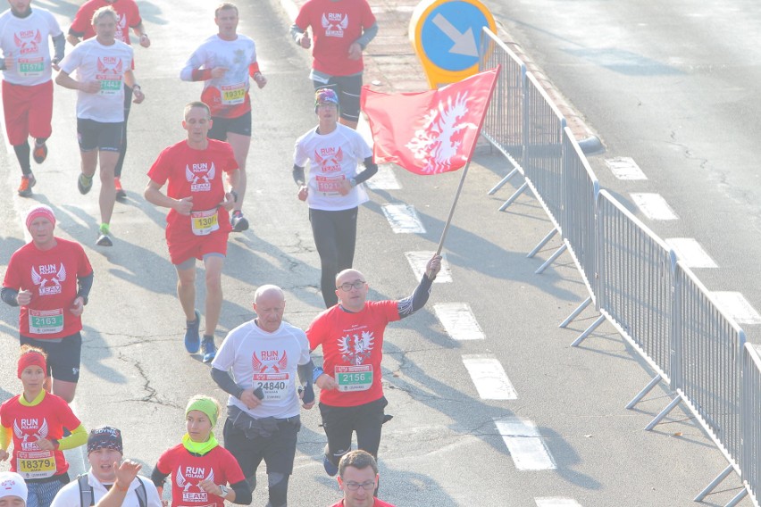 Około 25 tysięcy biegaczy zmaga się z 10-kilometrową trasą...