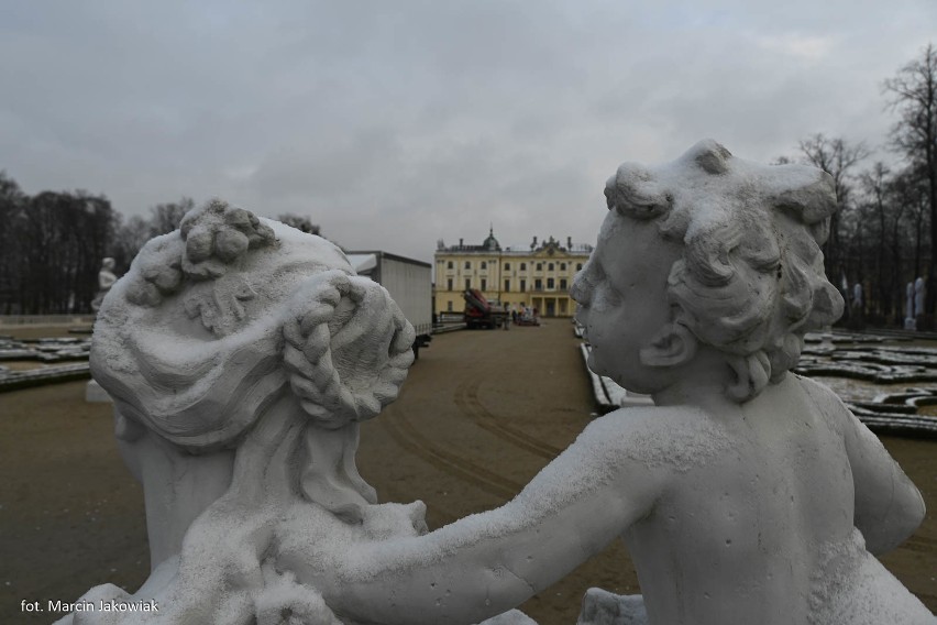 Pałac Branickich. Nowe rzeźby stanęły w fontannach Ogrodu...