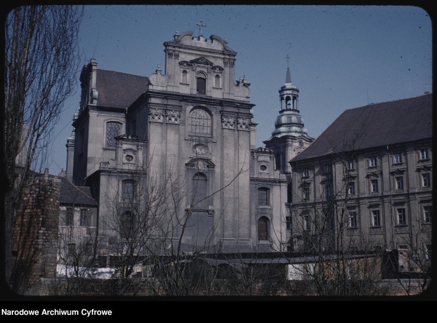 Widok od strony ul. Walki Młodych. Z prawej wieża i gmach...