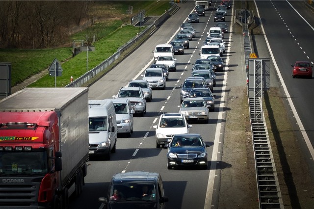 Korki przed bramkami poboru opłat na A4 pod Wrocławiem