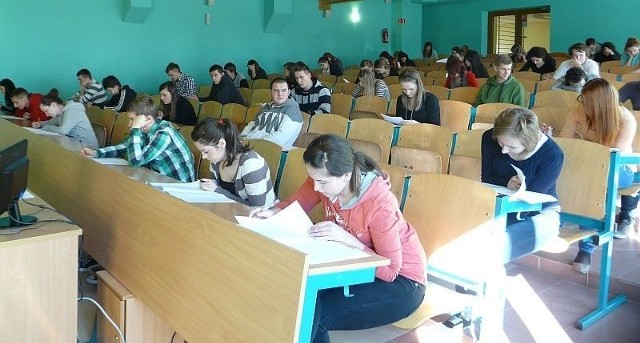W Liceum Ogólnokształcącym imienia Bartosza Głowackiego w Opatowie część uczniów pisała próbną maturę w auli.