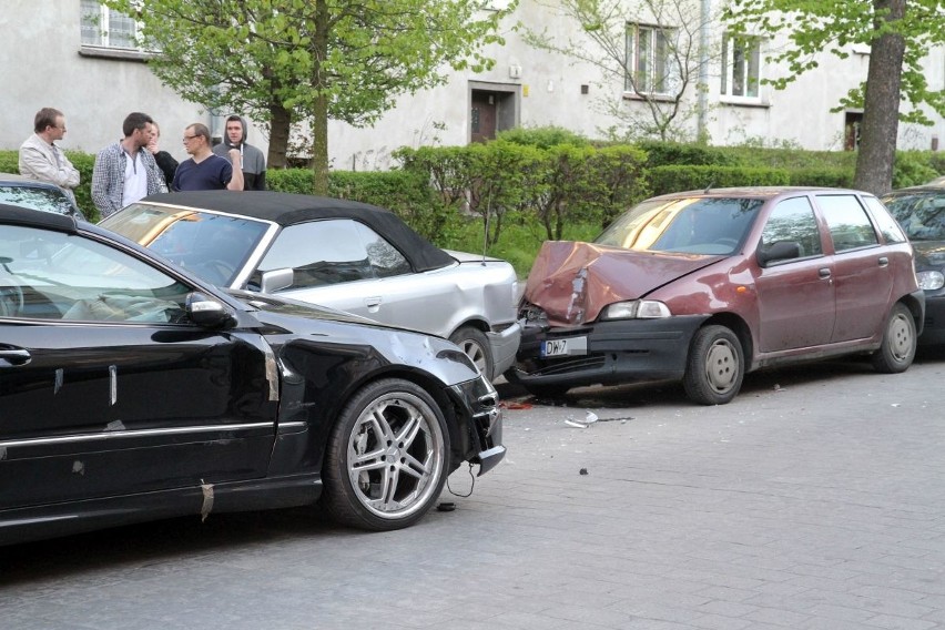 Wypadek na Mieleckiej. 600-konny mercedes staranował cztery samochody