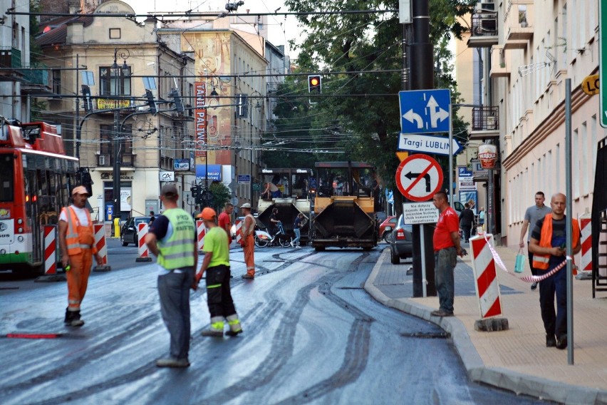 Remont ul. Narutowicza. Drogowcy kładą ostatnią warstwę asfaltu