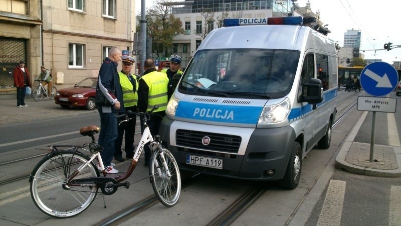 Rowerzystka wjechała na tramwaj. Wypadek na Piotrkowskiej