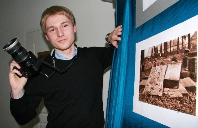 Mateusz Karatysz ma 21 lat. Studiuje dziennikarstwo i nauki polityczne oraz jest słuchaczem studium fotograficznego w Poznaniu. Jego prace można zobaczyć na wystawie w bibliotece miejskiej na os. Centrum.