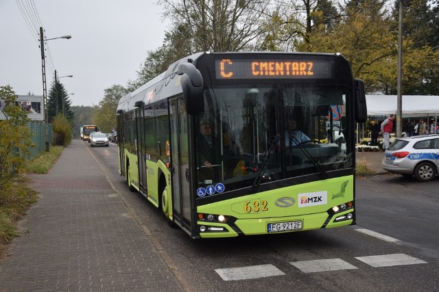 1 listopada autobusami na cmentarz jeździło zwykle kilkadziesiąt tysięcy gorzowian.