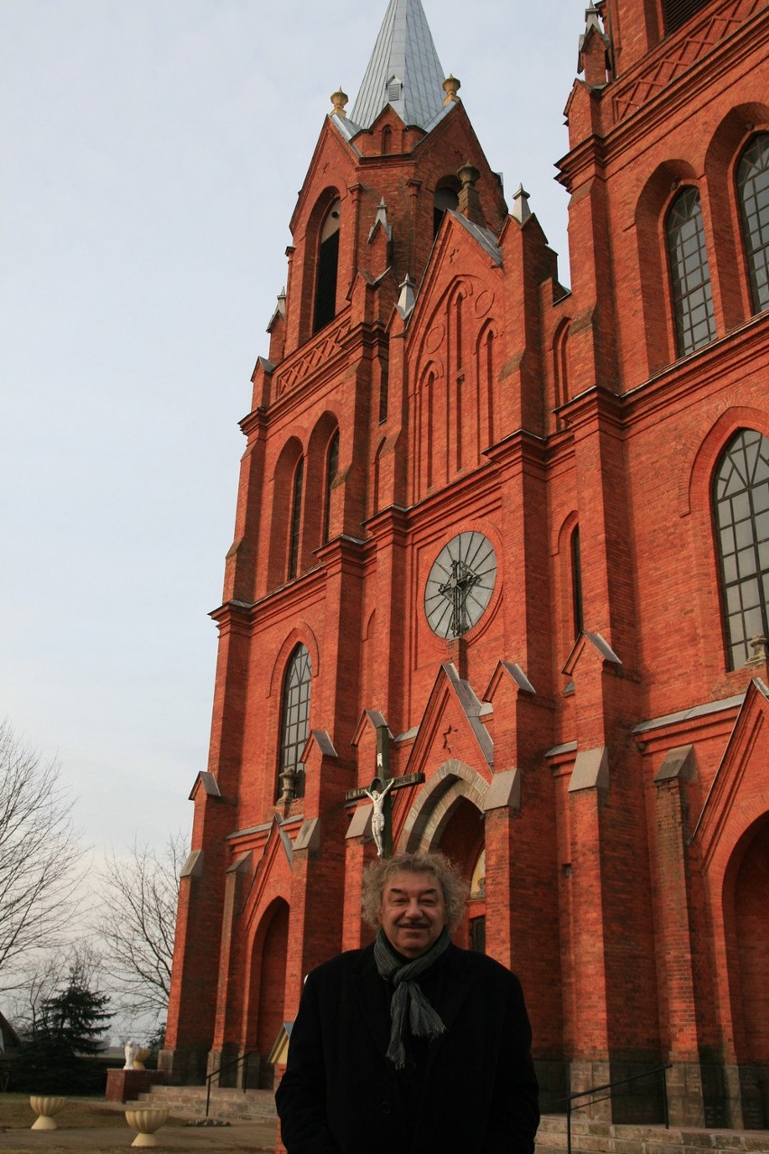 Piotr Kuźniak przed kościołem w Oszmianie