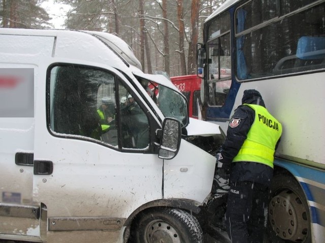 W chwili wypadku w autobusie nie było pasażerów. Augustowscy policjanci ustalają szczegółowy przebieg wypadku.