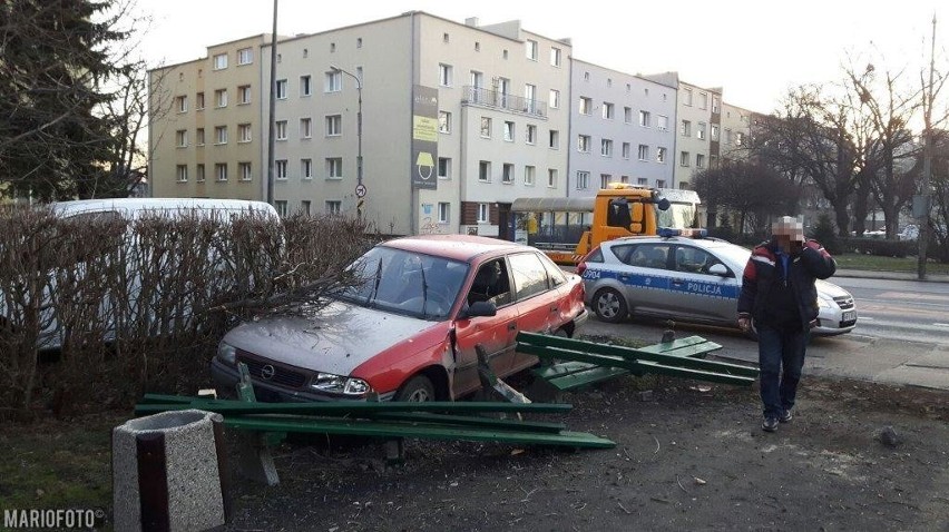 Opel staranował ławki przy przystanku MZK w Opolu. Kierowca był pijany