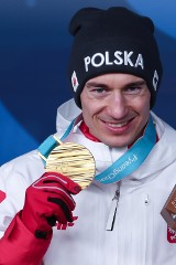 PJONGCZANG 2018: Kamil Stoch odebrał dziś złoty medal olimpijski w skokach narciarskich ZDJĘCIA W Korei zagrano Mazurka Dąbrowskiego