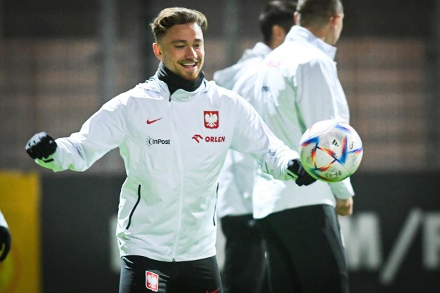 We wtorek reprezentacja Polski odbyła ostatni trening na stadionie przy Łazienkowskiej w Warszawie przed towarzyskim meczem z Chile. Wiadomo już, że w środę nie wystąpi pięciu zawodników, dla których Czesław Michniewicz wdrożył protokół Katar. Zobacz kolejne zdjęcia. Przesuwaj zdjęcia w prawo - naciśnij strzałkę lub przycisk NASTĘPNE