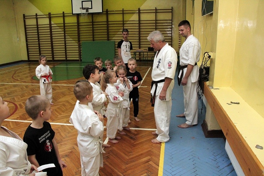 Karatecy z Akademii Holistycznej pomyślnie zdali egzamin na wyższe stopnie