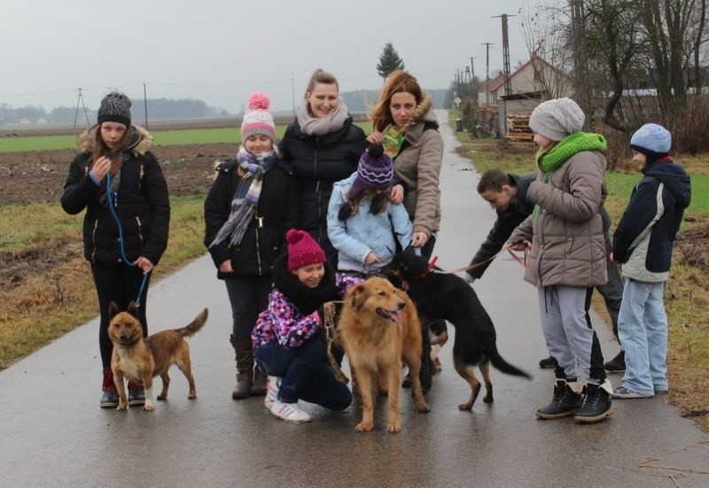 Reprezentanci szkoły wraz z koleżankami i kolegami ze Szkoły...