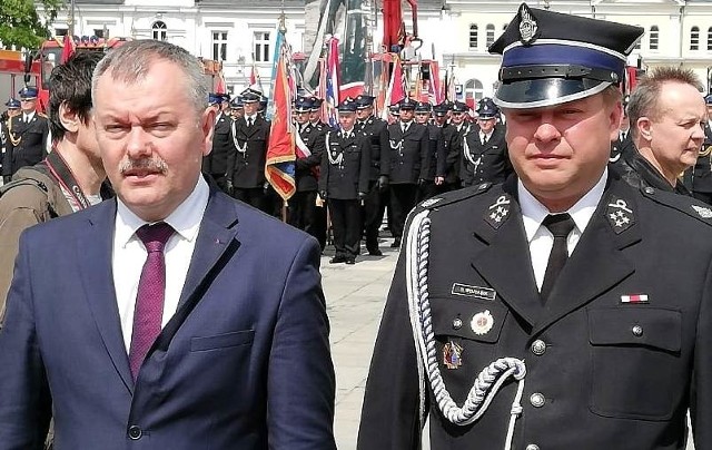 Burmistrz Marek Juszczyk (z lewej) został nowym prezesem Ochotniczych Straży Pożarnych w gminie Skalbmierz.