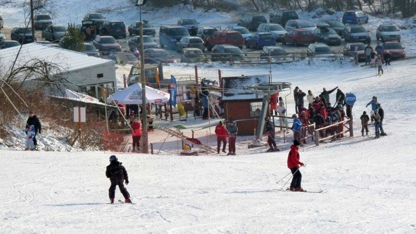 Krzeszów kusi turystów zimą stokiem narciarskim i latem spływem Sanem. Zobacz zdjęcia