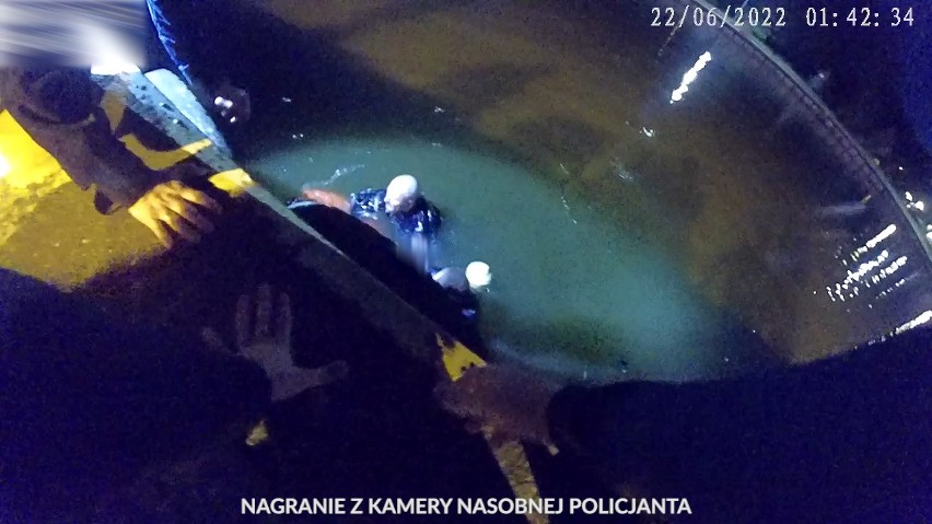 Łeba. Mężczyzna rzucił się do kanału. Dwaj policjanci wskoczyli do wody, ratując mu życie. Wszystko nagrały kamery. FILM