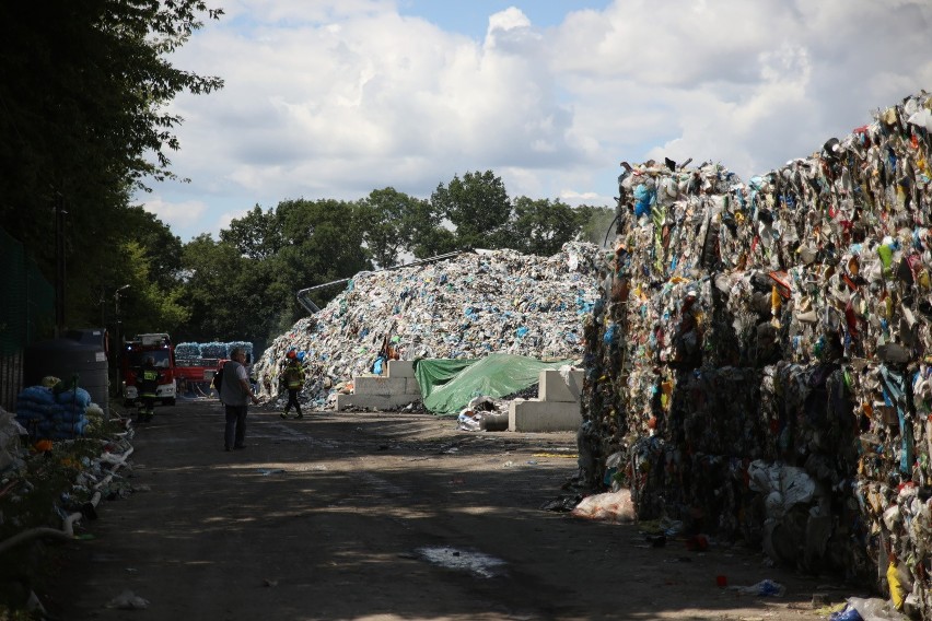 Pożar składowiska odpadów w Miszewie Murowanym koło Płocka. Płoną materiały niebezpieczne. Ważny apel do mieszkańców
