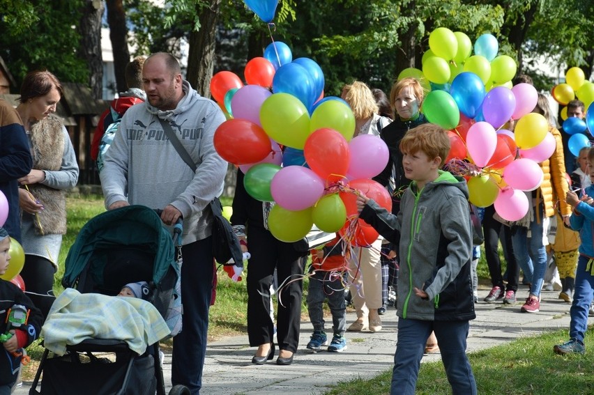 Stalowa Wola. Dzień Przedszkolaka w słońcu, barwnymi balonami i zabawą