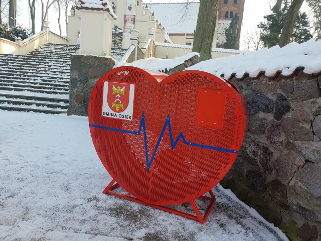 Mieszkańcy gminy Osiek mogą wrzucać plastikowe nakrętki do dwóch metalowych serc