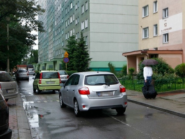 Obce samochody całymi dniami uprzykrzają życie mieszkańcom ul. Popiełuszki, Świadka, Rajtana i Paderewskiego.