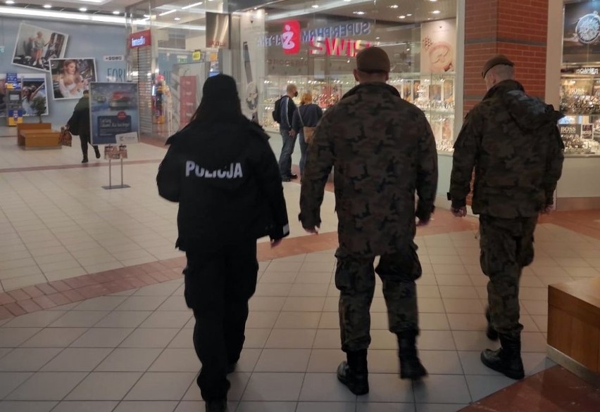 Koszalińska policja razem z żołnierzami WOT kontroluje...