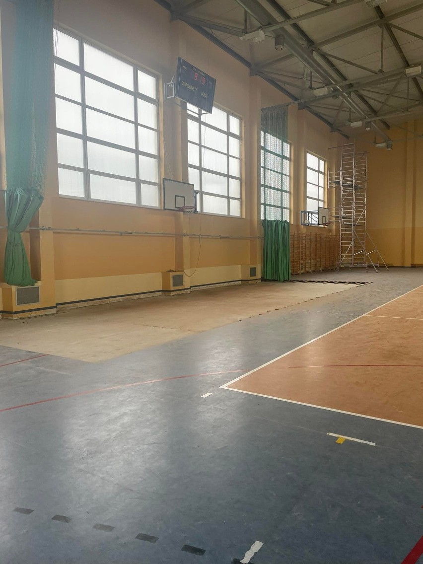 Rozpoczął się remont hali sportowej w Jasieńcu. Są pierwsze efekty prac. Zobacz zdjęcia