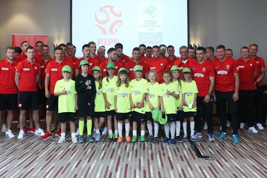 Młodzi piłkarze poznali swoich idoli w ramach wygranej w Pucharze Tymbarku