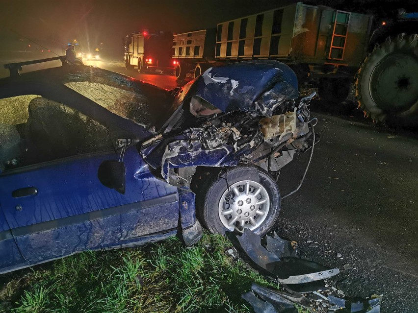 Wypadek we Fredropolu koło Przemyśla. Kierujący fordem uderzył w ciągnik rolniczy [ZDJĘCIA]