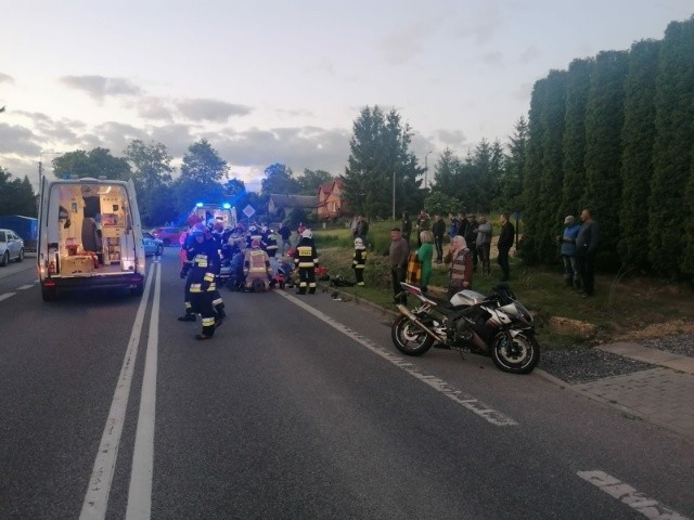 Zderzenie dwóch motocyklistów w Krajnie. Z ciężkimi obrażeniami trafili do szpitala