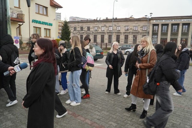 Uczniowie przed wyjazdem na zajęcia na Uniwersytecie Jana Kochanowskiego w Kielcach