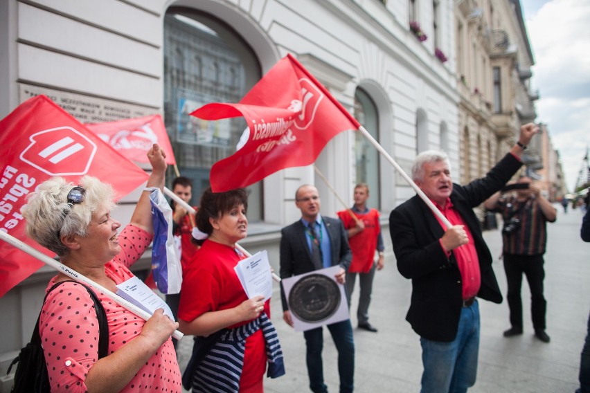 Kampania "Chcemy więcej zarabiać!". Związkowcy protestowali przed łódzkim magistratem [ZDJĘCIA]