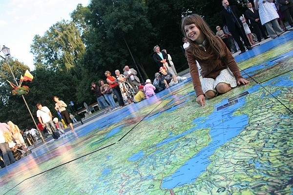 Mapa świata ma wymiary 8x16 metrów. Od razu podbiła serca dzieciaków.