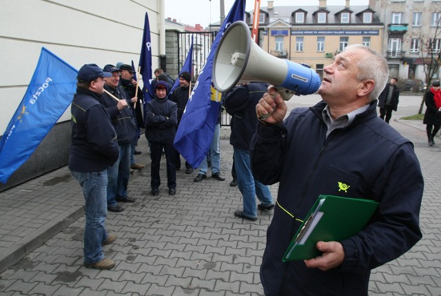 Związkowcy protestowali przed oknami dyrekcji regionalnego oddziału Poczty Polskiej w Kielcach.