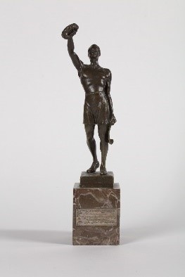 Fot. Statuetka Jana Biangi za zwycięstwo w wadze piórkowej...