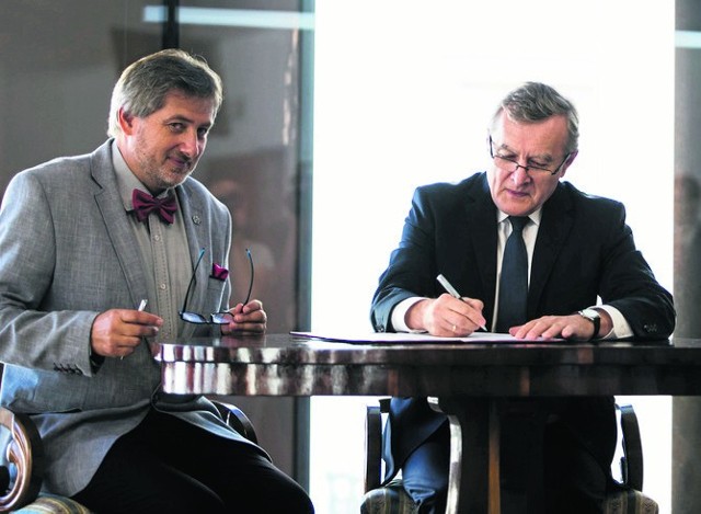 Umowę podpisują dyr. Michał Niezabitowski (z lewej) i min. Piotr Gliński