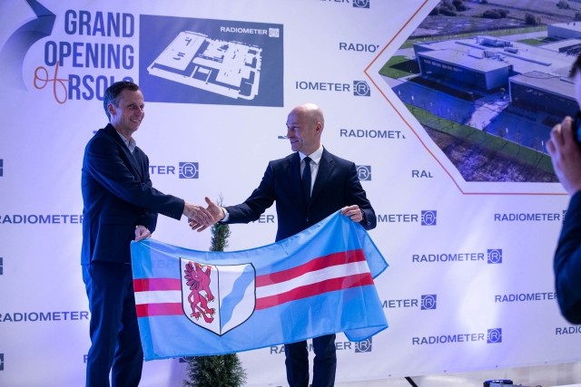 Stefan Ljungberg, prokurent firmy Radiometer Solutions w Stargardzie (z lewej), przyjął wczoraj stargardzką flagę z rąk Rafała Zająca, prezydenta miasta. Ma zawisnąć w rozbudowanej fabryce. 