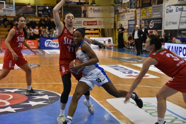 Zdecydowanymi faworytkami pierwszego ćwierćfinałowego spotkania Energa Basket Ligi Kobiet były gorzowianki (białe stroje), ale pokonały wrocławianki różnicą 7 punktów dopiero po zrywie w końcówce meczu.