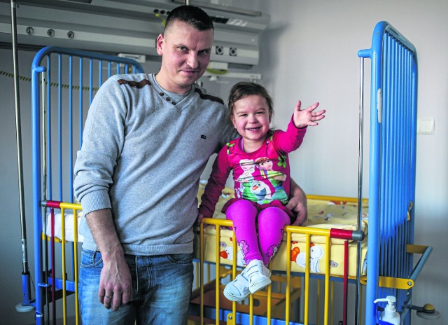 Maja Szyplik z tatą Tomaszem podczas ostatniego pobytu na Oddziale Kardiochirurgii Dziecięcej w Szpitalu na Zaspie. W przyszłości dziewczynkę czeka przeszczep serca