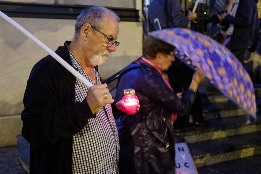 Tarnów. Zapalili znicze przed budynkiem sądu [ZDJĘCIA]