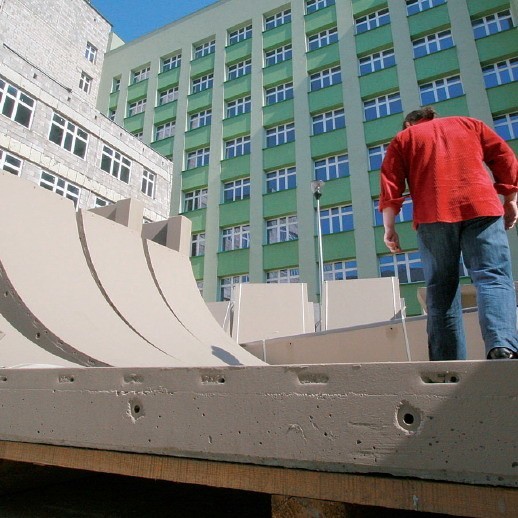 Urządzenia do skateparku czekają tylko na montaż.