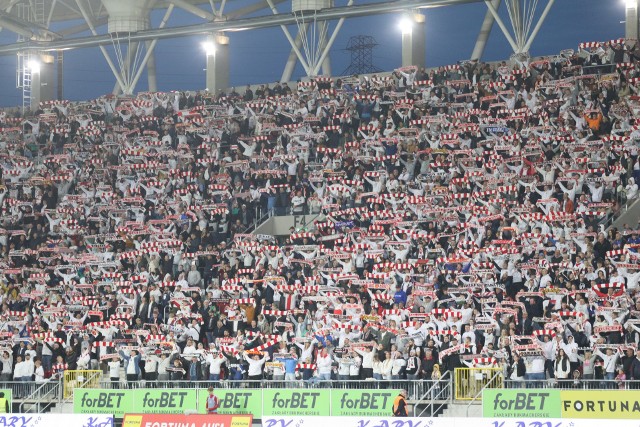 Piłkarze ŁKS w takiej atmosferze czują się doskonale. To jest wielki futbol. Inaczej się gra na małym obiekcie w Niepołomicach. Tam czujesz się, jak na mało ważnym sparingu