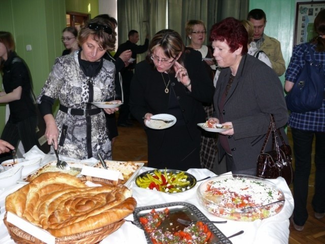 Goście degustowali wyszukane potrawy z wielkim apetytem. 