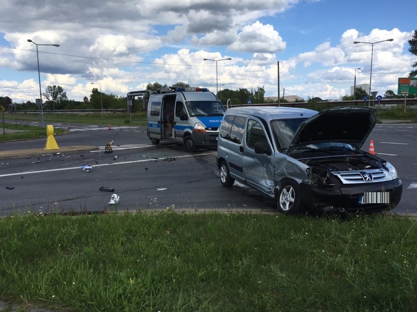 Wypadek na ostrołęckiej obwodnicy. Peugeot uderzył w volkswagena (zdjęcia, wideo)