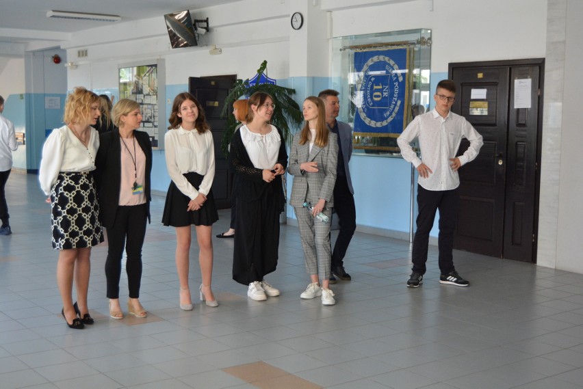 Egzamin ósmoklasisty 2022 w Ostrołęce. Odwiedziliśmy Szkołę Podstawową nr 10. 24.05.2022